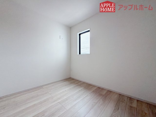 [新築住宅] 鶴ヶ島市脚折町 11期 全3棟の洋室|窓からの光の差し込みはお子様の生活を温かく包みます。明るく清潔感のある居室で勉強もはかどります！