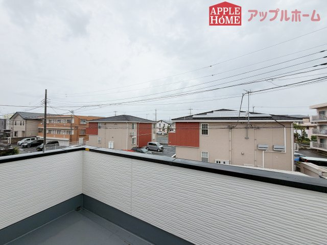 [新築住宅] 鶴ヶ島市脚折町 11期 全3棟のバルコニー|家族分の洗濯物もしっかり干せます。日当たりも良く、毎日のお洗濯が楽しくなりそう♪お布団は手軽に干せていつもポカポカに☆