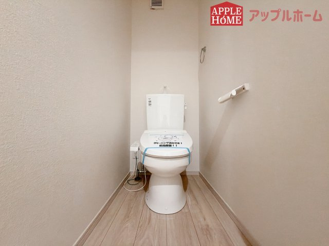 [新築住宅] 鶴ヶ島市脚折町 11期 全3棟のトイレ|白を基調とした清潔感のある明るい空間。温水洗浄便座付きで、毎日快適・清潔に使用できます。操作しやすい壁面リモコンを採用しています。