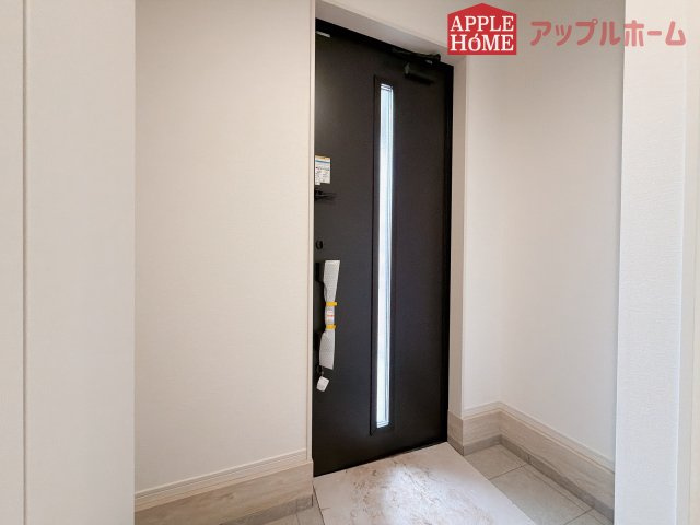 [新築住宅] 鶴ヶ島市脚折町 11期 全3棟の玄関|住まう人も来客も入った時にワクワクさせてくれるオシャレな玄関♪収納もたっぷりあるので、靴がたくさんあっても安心！