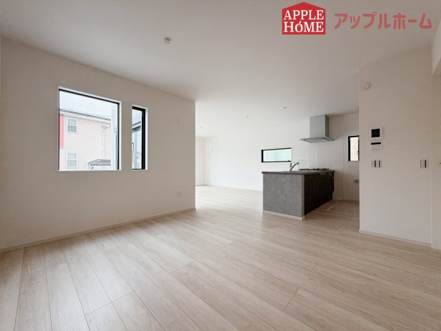 [新築住宅] 鶴ヶ島市脚折町 11期 全3棟の居間・リビング|窓から差し込む光で家族を温かく包み込みます。明るいリビングで子育てする喜びを☆いつでも見学可能です！