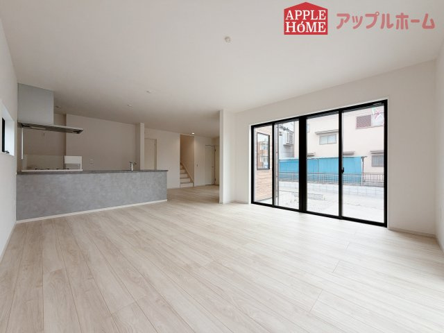 [新築住宅] 鶴ヶ島市脚折町 11期 全3棟の居間・リビング|広々リビング×対面キッチンで家族の会話も弾みます♪家族団らんの秘訣は間取りにあり☆夢のマイホームを一緒に叶えましょう！