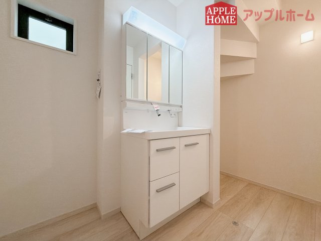 [新築住宅] 鶴ヶ島市脚折町 11期 全3棟の独立洗面台|ゆとりの洗面スペースで朝の身支度も快適スムーズに。３面鏡で髪のセットやお化粧もストレスなくこなせ、朝から気分良く通勤通学に向かえそうですね！鏡の裏にはたっぷりと収納スペースを標準装備