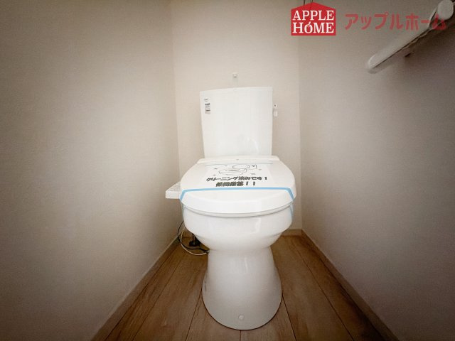 [新築住宅] 鶴ヶ島市脚折町 11期 全3棟のトイレ|白を基調とした清潔感のある明るい空間。温水洗浄便座付きで、毎日快適・清潔に使用できます。操作しやすい壁面リモコンを採用しています。