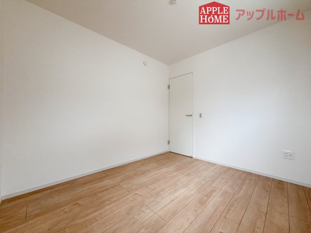 [新築住宅] 鶴ヶ島市脚折町 11期 全3棟の洋室|窓からの光の差し込みはお子様の生活を温かく包みます。明るく清潔感のある居室で勉強もはかどります！