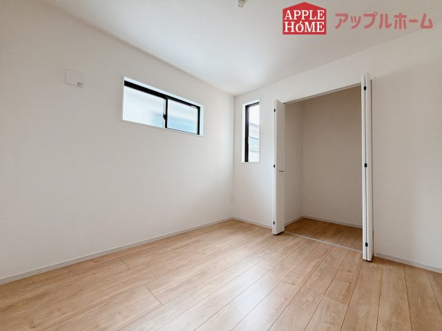 [新築住宅] 鶴ヶ島市脚折町 11期 全3棟の洋室|窓からの光の差し込みはお子様の生活を温かく包みます。明るく清潔感のある居室で勉強もはかどります！
