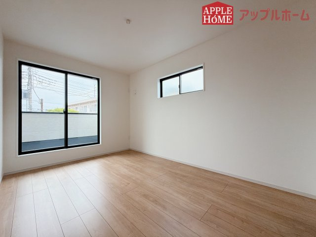 [新築住宅] 鶴ヶ島市脚折町 11期 全3棟の洋室|窓からの光の差し込みはお子様の生活を温かく包みます。明るく清潔感のある居室で勉強もはかどります！