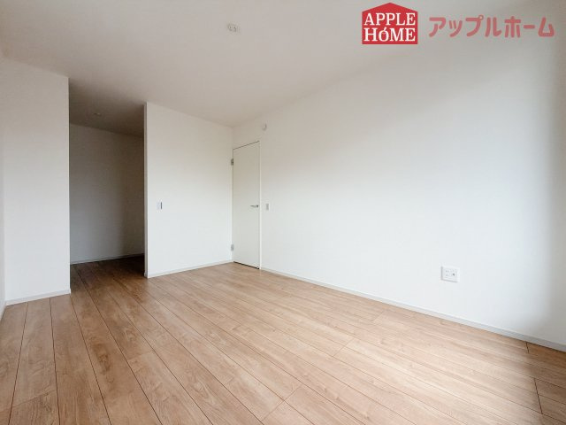 [新築住宅] 鶴ヶ島市脚折町 11期 全3棟の洋室|窓からの光の差し込みはお子様の生活を温かく包みます。明るく清潔感のある居室で勉強もはかどります！