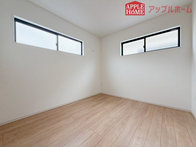 [新築住宅] 鶴ヶ島市脚折町 11期 全3棟の洋室|窓からの光の差し込みはお子様の生活を温かく包みます。明るく清潔感のある居室で勉強もはかどります！