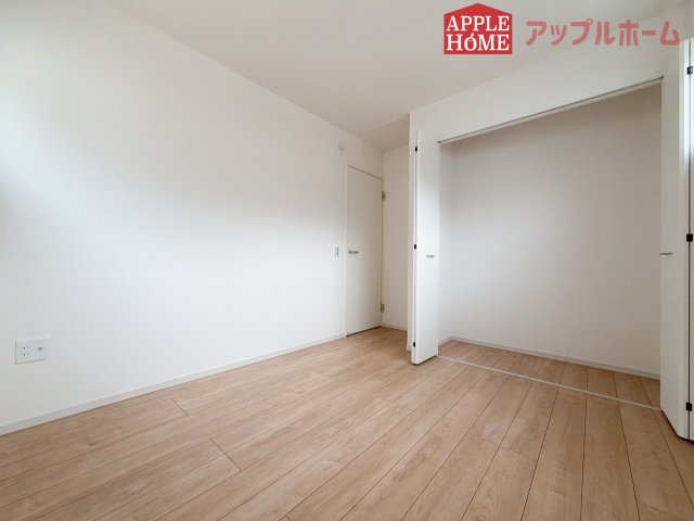 [新築住宅] 鶴ヶ島市脚折町 11期 全3棟の洋室|窓からの光の差し込みはお子様の生活を温かく包みます。明るく清潔感のある居室で勉強もはかどります！