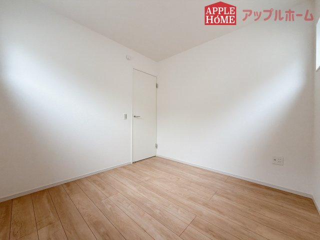 [新築住宅] 鶴ヶ島市脚折町 11期 全3棟の洋室|窓からの光の差し込みはお子様の生活を温かく包みます。明るく清潔感のある居室で勉強もはかどります！