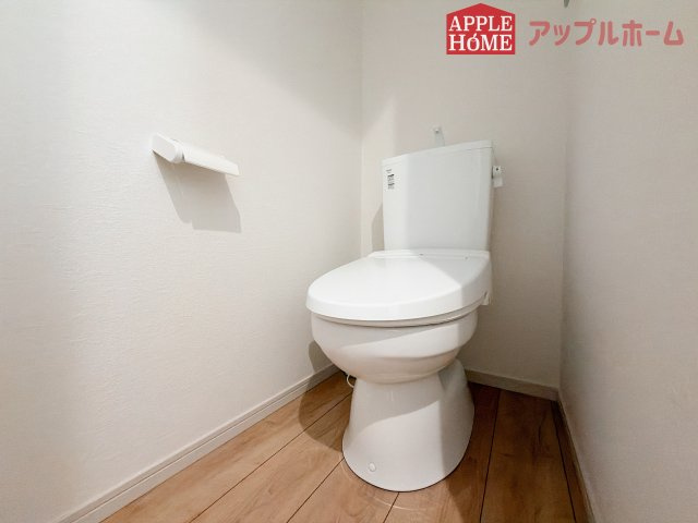 [新築住宅] 鶴ヶ島市脚折町 11期 全3棟のトイレ|白を基調とした清潔感のある明るい空間。温水洗浄便座付きで、毎日快適・清潔に使用できます。操作しやすい壁面リモコンを採用しています。