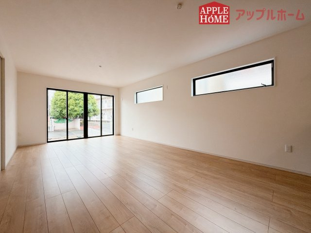 [新築住宅] 鶴ヶ島市脚折町 11期 全3棟の居間・リビング|窓から差し込む光で家族を温かく包み込みます。明るいリビングで子育てする喜びを☆いつでも見学可能です！