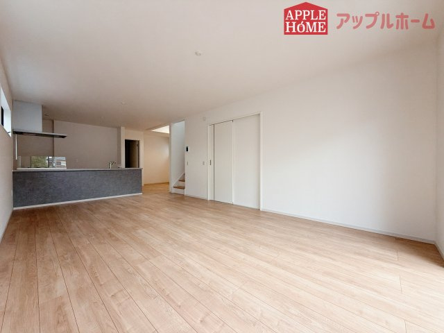[新築住宅] 鶴ヶ島市脚折町 11期 全3棟の居間・リビング|広々リビング×対面キッチンで家族の会話も弾みます♪家族団らんの秘訣は間取りにあり☆夢のマイホームを一緒に叶えましょう！