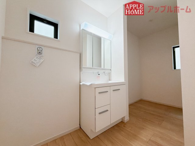 [新築住宅] 鶴ヶ島市脚折町 11期 全3棟の独立洗面台|ゆとりの洗面スペースで朝の身支度も快適スムーズに。３面鏡で髪のセットやお化粧もストレスなくこなせ、朝から気分良く通勤通学に向かえそうですね！鏡の裏にはたっぷりと収納スペースを標準装備