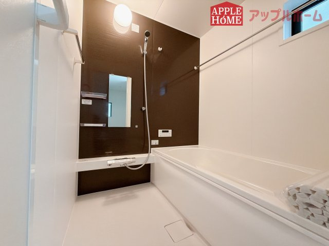[新築住宅] 鶴ヶ島市脚折町 11期 全3棟の浴室|窓付きのバスルームは、採光もあり明るく気持ちの良い空間です。窓があることで、換気環境も良好。掃除もスムーズに出来ます
