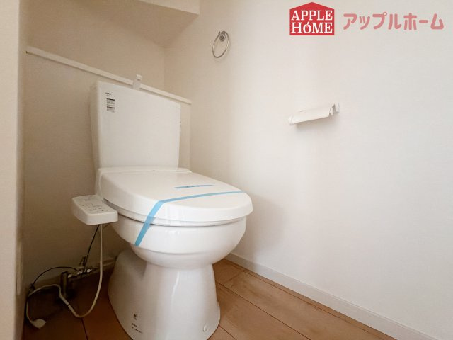 [新築住宅] 鶴ヶ島市脚折町 11期 全3棟のトイレ|白を基調とした清潔感のある明るい空間。温水洗浄便座付きで、毎日快適・清潔に使用できます。操作しやすい壁面リモコンを採用しています。