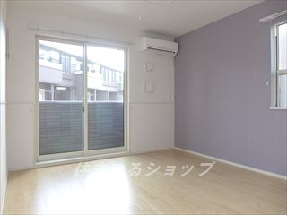 広島市安佐北区上深川町のアパートの居間・リビング|エアコン付き