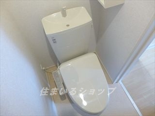 広島市安佐北区上深川町のアパートのトイレ|シャワートイレ・収納棚あり