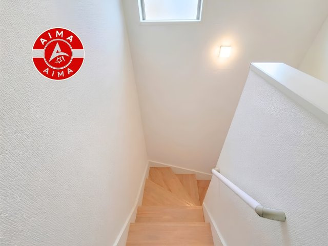 福岡市博多区麦野2丁目第3-2棟（1号棟）　の内観：施工例|＜手すり付階段＞手すりがないと階段の昇り降りで危険なことはもちろん、壁に手をつきながら歩くことで壁紙が汚れやすくなります。すべての方に快適に昇り降りしていただくため、手すりを設置しました。