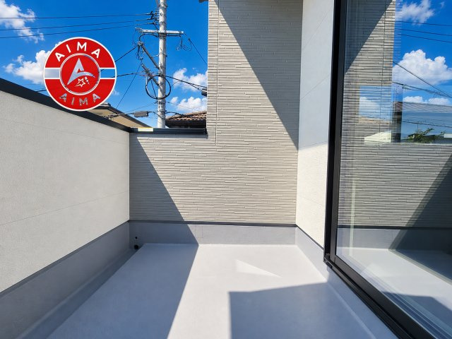 福岡市博多区麦野2丁目第3-2棟（1号棟）のバルコニー|風をしっかりと感じられるバルコニーでは、毎日が洗濯日和です。広々としているので洗濯も楽しくなるでしょうし、気分転換にバルコニーからの眺めを楽しむのもいいでしょう。