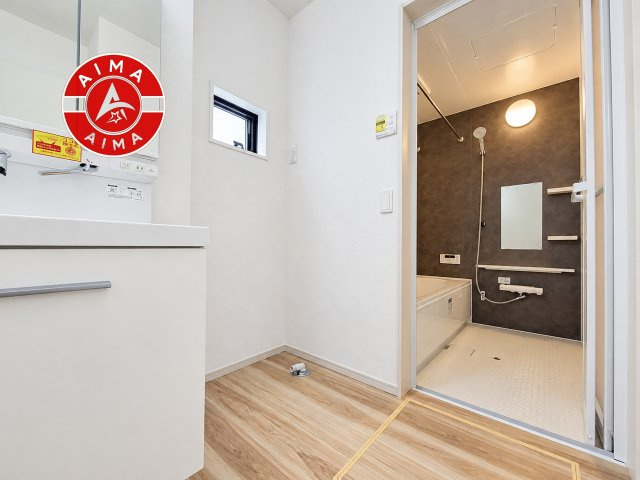 福岡市博多区麦野2丁目第3-2棟（2号棟）の脱衣所|ゆとりの洗面スペースで朝の身支度もスムーズに。暮らしを快適に変えるシャワー付洗面台です！