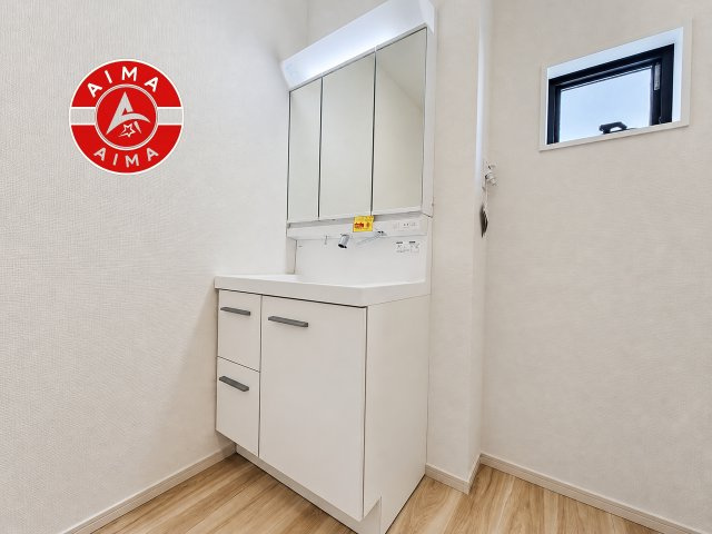 福岡市博多区麦野2丁目第3-2棟（2号棟）の独立洗面台|毎日使うものだから清潔な空間を保ちたい水回り。洗面にはそんな願いを解消させてくれる収納アイデアが満載です。三面鏡の裏側にはキャビネットが現れ小物から背の高い物まで収納できます。