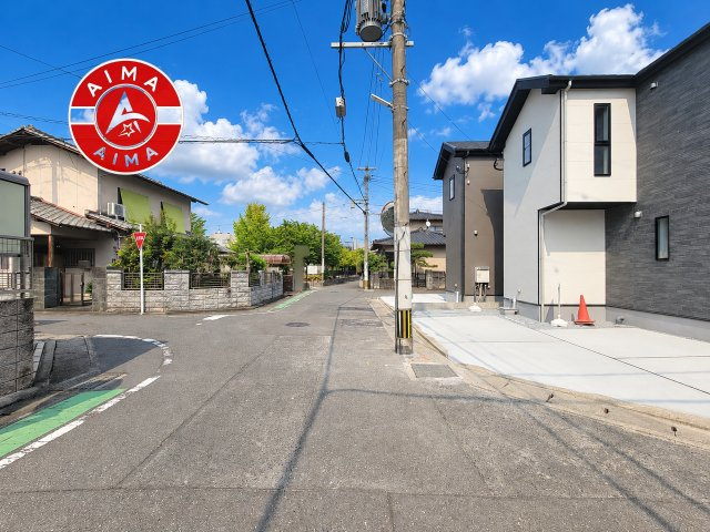 福岡市博多区麦野2丁目第3-2棟（2号棟）の前面道路含む現地写真|前面道路は閑静な住宅地をはしる車通りの少ない道路。お車の出し入れが苦手なママや小さなお子様にも安心ですね。しっかり舗装もされているので、ベビーカーや自転車で通っても快適に通行できます。