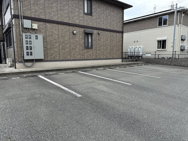 リヴェールコートの駐車場
