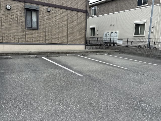 リヴェールコートの駐車場