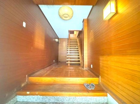 足代２丁目住宅付店舗戸建の玄関