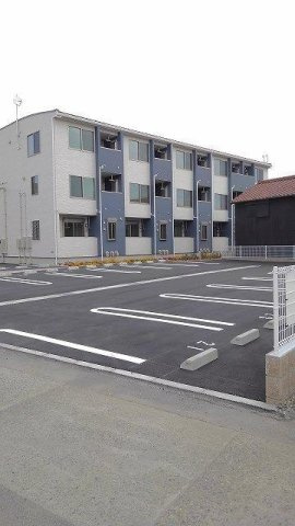 バーシアⅢ番館の駐車場