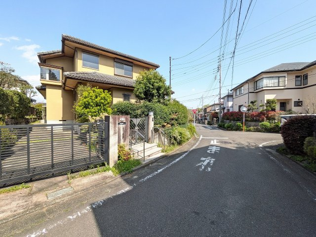 八王子市　元八王子町　中古戸建て（5LDK）の前面道路含む現地写真|～南東側6ｍ・南西側5ｍ道路に面しています～