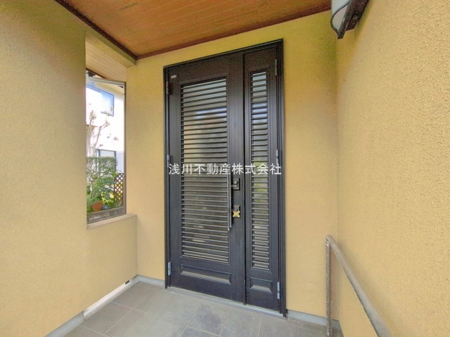八王子市　元八王子町　中古戸建て（5LDK）の玄関|～玄関は安心のWロックキーを採用～