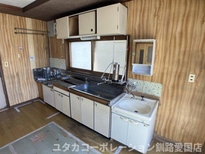 【キッチン】 | 緑ケ岡6丁目42-61売家 | 窓のあるキッチン♪手元を明るく照らし、換気もスムーズな快適設計☆