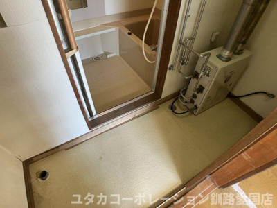 【脱衣所】 | 緑ケ岡6丁目42-61売家 | ボイラー完備で、冬場のお湯使いも快適・パワフル☆