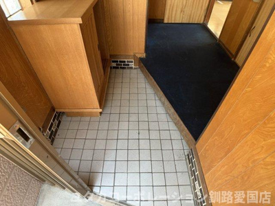 【玄関】 | 緑ケ岡6丁目42-61売家 | 家の顔となる玄関♪温かみのある木の質感でお出迎え☆