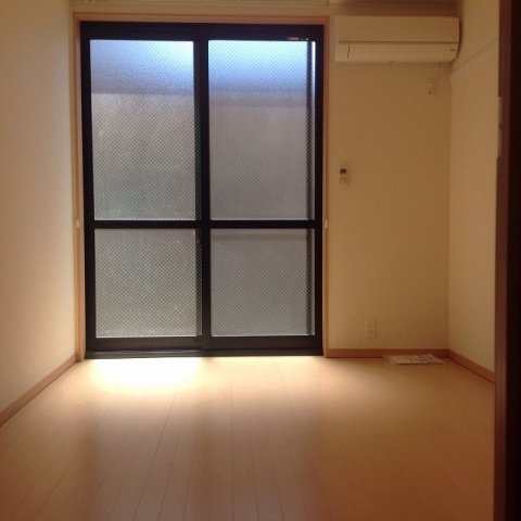 レオパレスめぐみ壱番館の寝室|使い勝手のいい寝室です