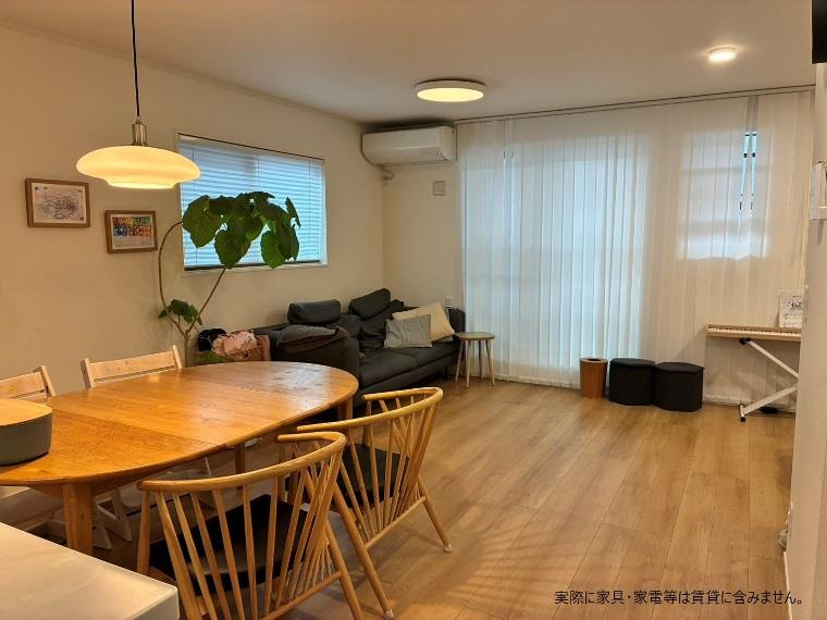 岸町戸建の居間・リビング|こちらの居間で趣味の時間をお楽しみください