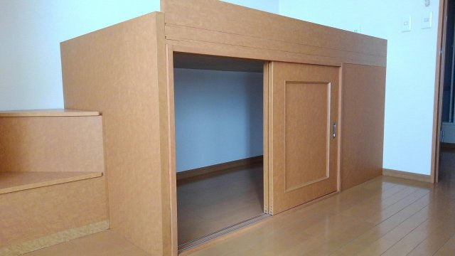 落ち着いた色調の寝室です