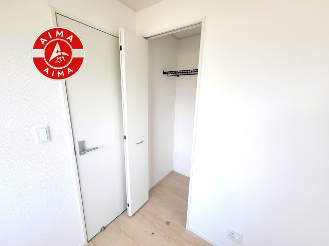 福岡市早良区梅林7丁目第6-4棟（1号棟）の収納|壁面クローゼットのメリットは、衣類が横一列に並ぶためひと目で洋服が選びやすいこと。衣類をたくさんお持ちの方も、限られたスペース内に無理なく収納することができます。