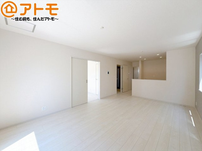 【居間・リビング】 | 清水区三保松原町22期　新築戸建　1号棟 | 家族団らんのイメージは、リビングを思い浮かべませんか？リビングこそ広々としたお部屋が良いですね♪