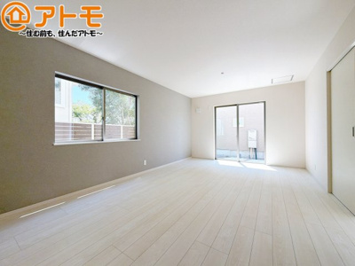 【居間・リビング】 | 清水区三保松原町22期　新築戸建　1号棟 | 日当たりのよいリビングは、一年を通してぽかぽかとしています。家族が自然と集まる空間になりそうですね♪