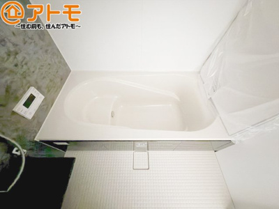 【浴室】 | 清水区三保松原町22期　新築戸建　3号棟 | お子様やお年寄りが使いやすいだけでなく、半身浴にも便利なベンチタイプの湯舟です。お湯の節約にも！