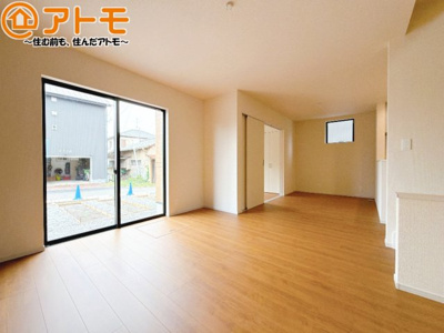 【居間・リビング】 | 清水区三保松原町22期　新築戸建　5号棟 | 日当たりのよいリビングは、一年を通してぽかぽかとしています。家族が自然と集まる空間になりそうですね♪