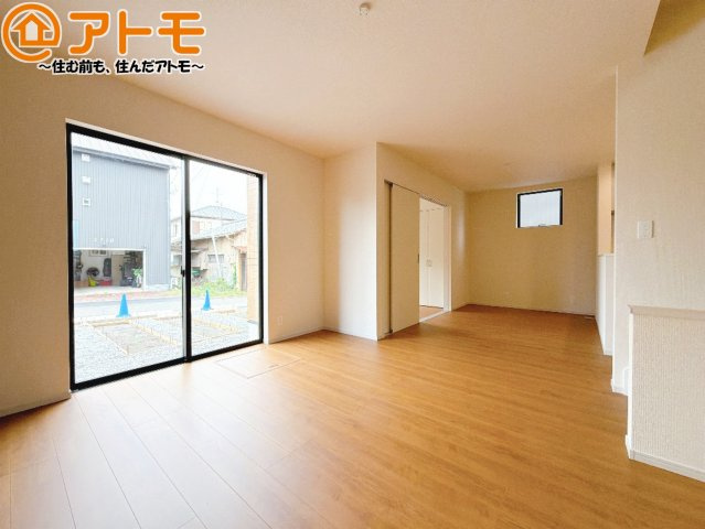 【居間・リビング】 | 清水区三保松原町22期　新築戸建　5号棟 | 日当たりのよいリビングは、一年を通してぽかぽかとしています。家族が自然と集まる空間になりそうですね♪
