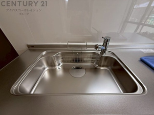 大きなシンクでお鍋などの大きな調理器具を洗う際にも便利です。