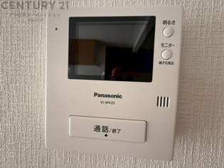 訪問者が来たときにテレビ画面で確認できるため、安心してドアを開けられます。録画機能があるものもあり、留守中に来訪者を記録しておくことができます。利便性が高く、セキュリティ面でも安心です。