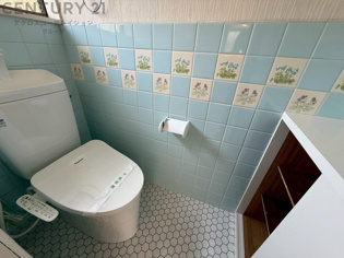 温水洗浄便座付トイレは温水洗浄機能により、暖かい水でおしりを洗浄することができ、冷たい水を使う従来の便座に比べ、温水洗浄機能で暖かいトイレを提供し、快適な使用を可能にします。