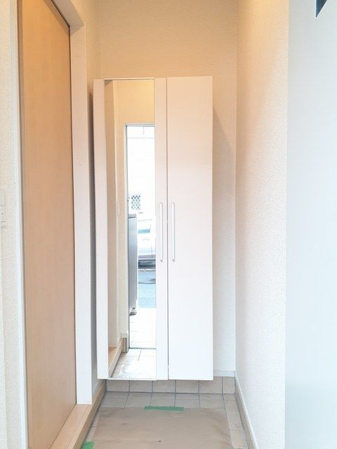 プレシャス１９の玄関